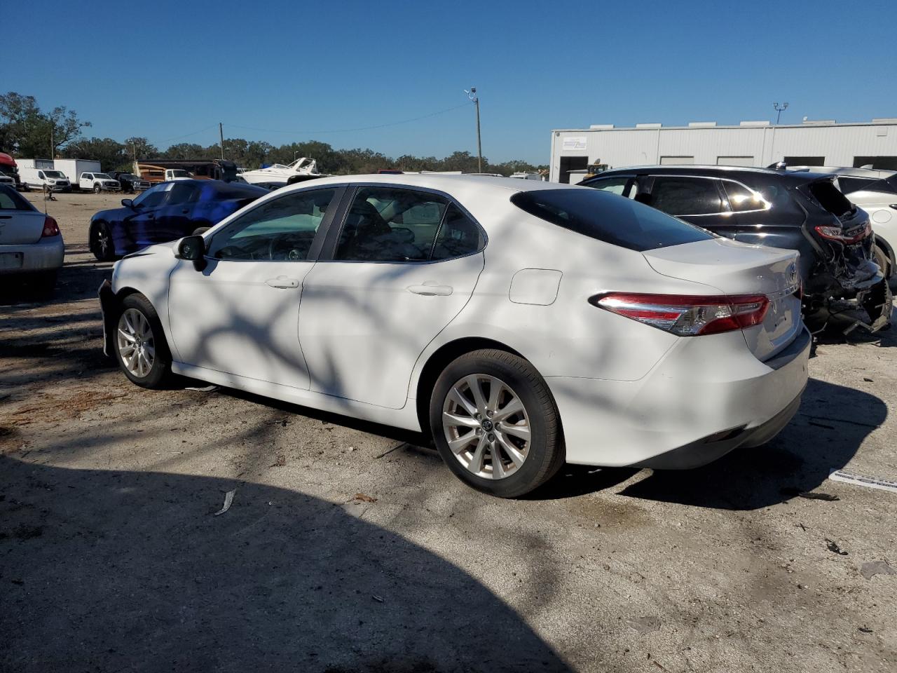 4T1B11HK1JU018255 2018 TOYOTA CAMRY - Image 2