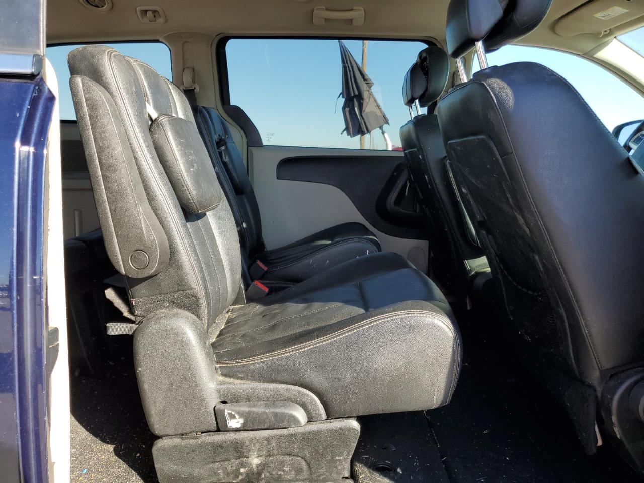 2015 Chrysler Town & Country - Image 11