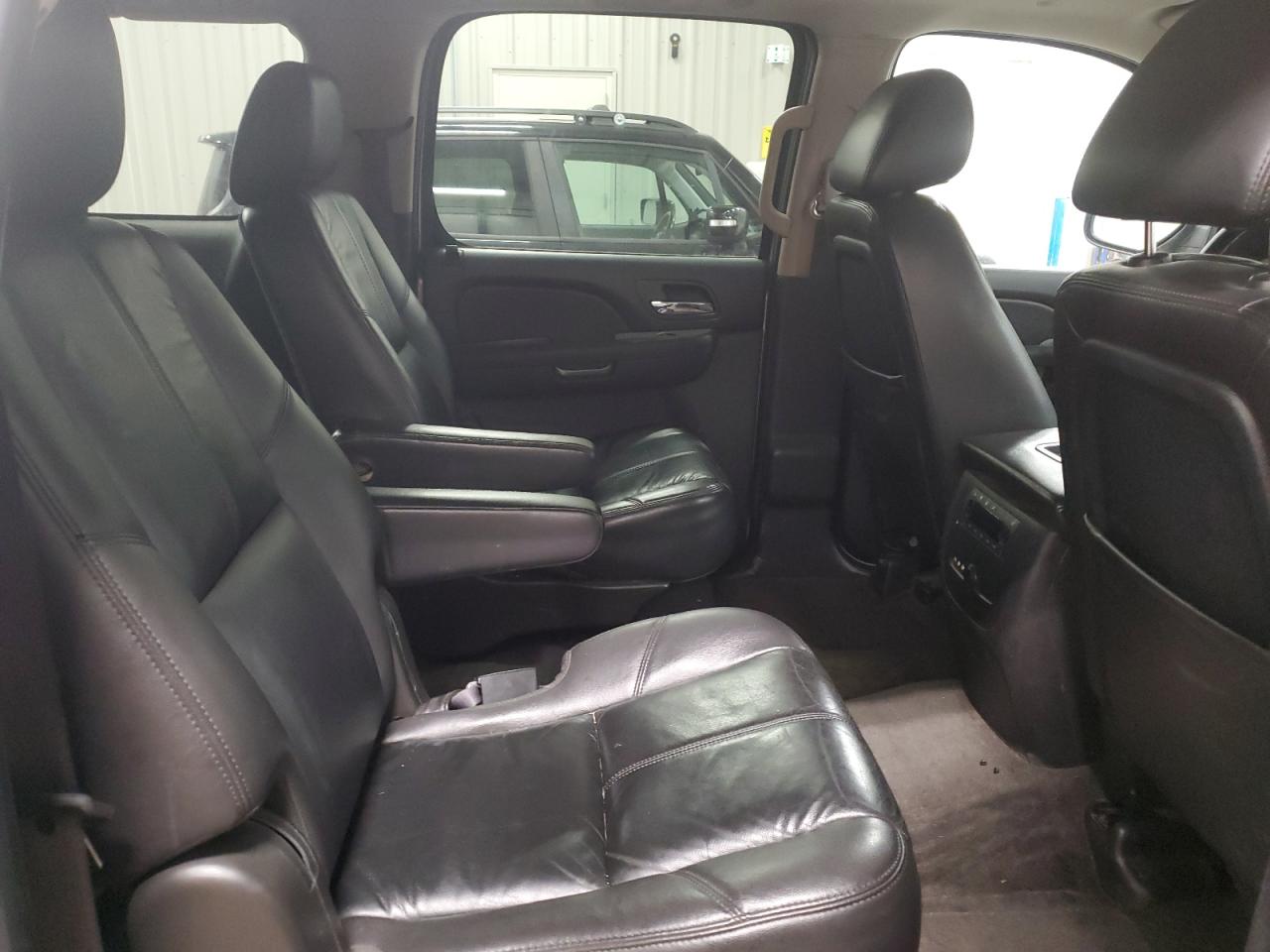 2011 Chevrolet Suburban - Image 11