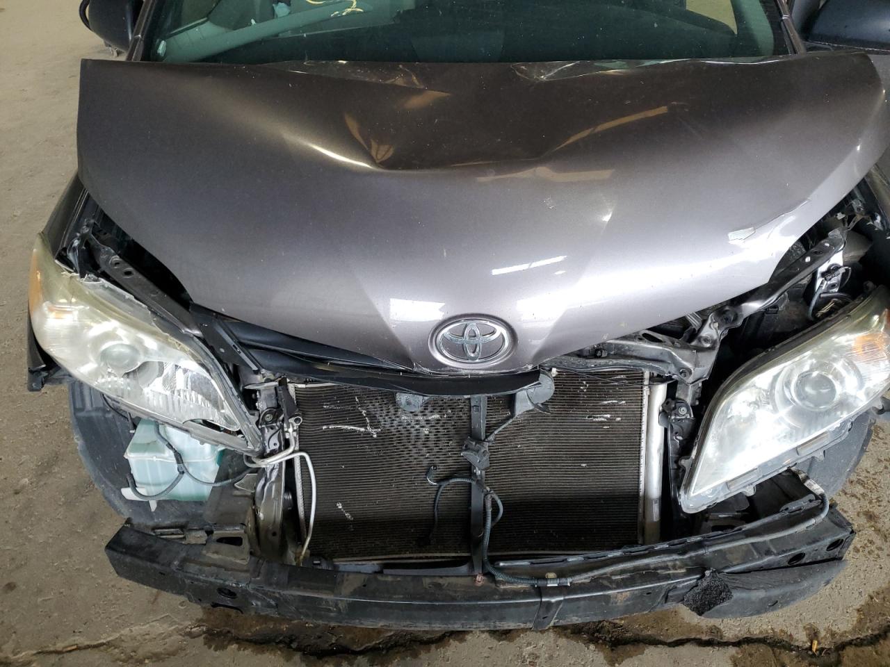 2017 Toyota Sienna - Image 14