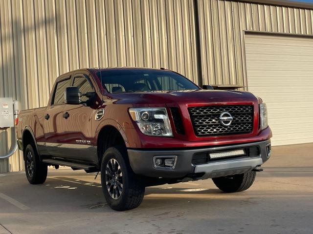 Пикапы NISSAN TITAN 2016 Красный