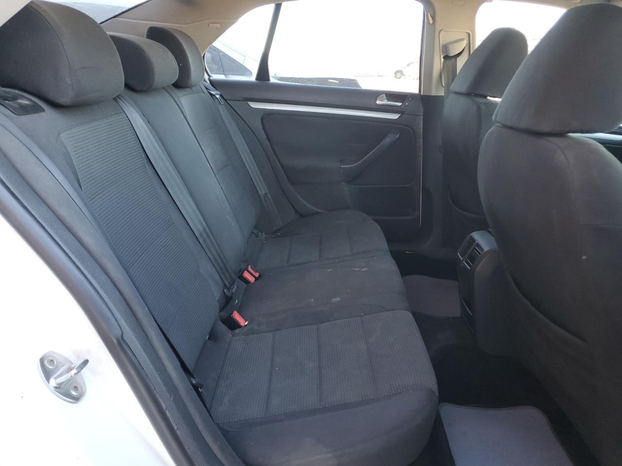 2010 Volkswagen Jetta - Image 10