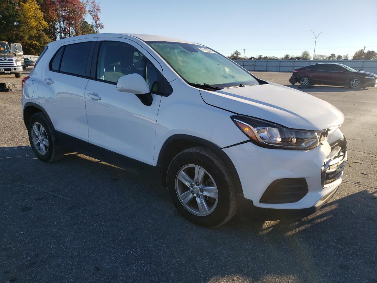 VIN 3GNCJKSB1KL386977 2019 CHEVROLET TRAX no.4