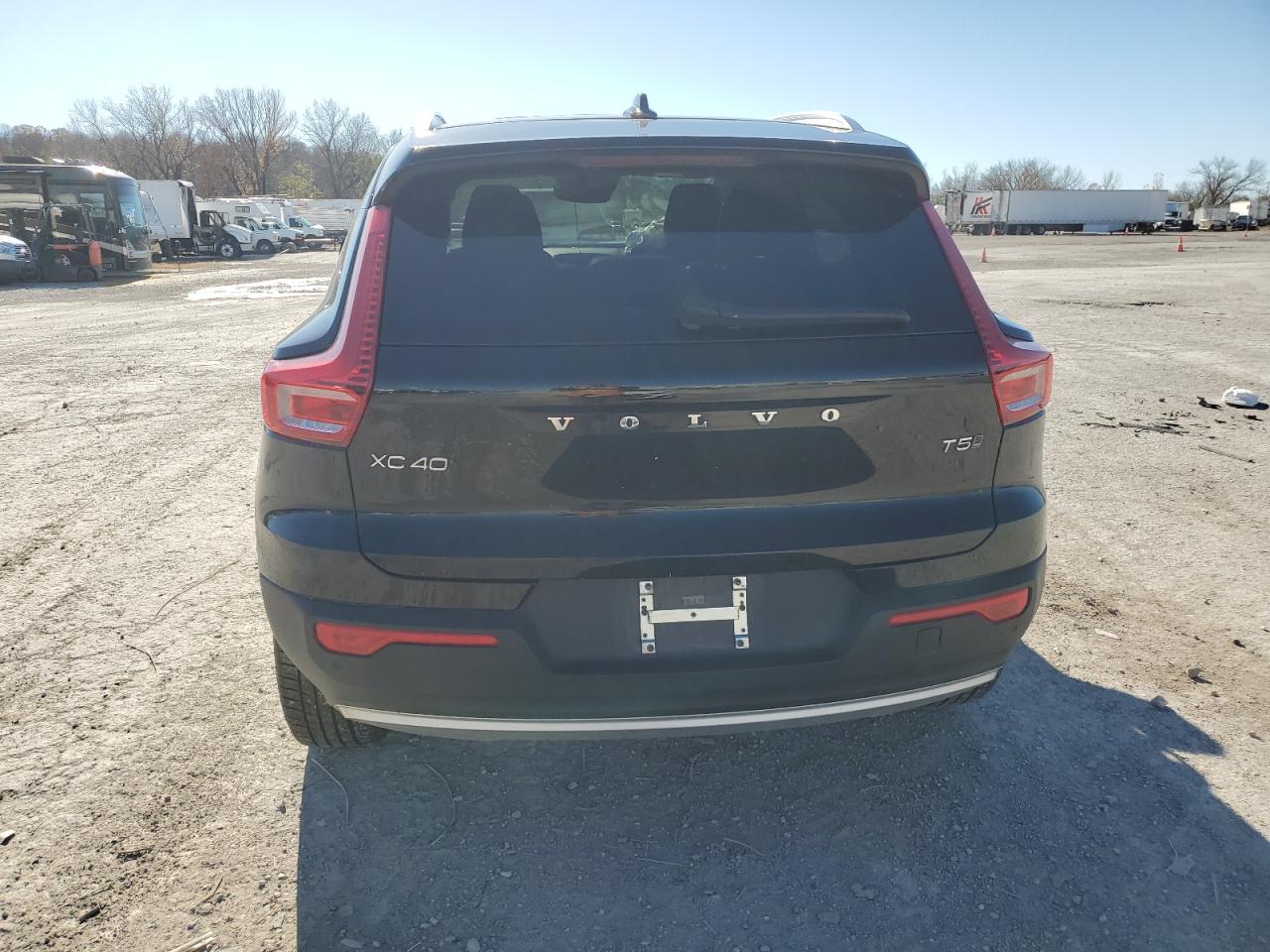 2022 Volvo XC40 - Image 6