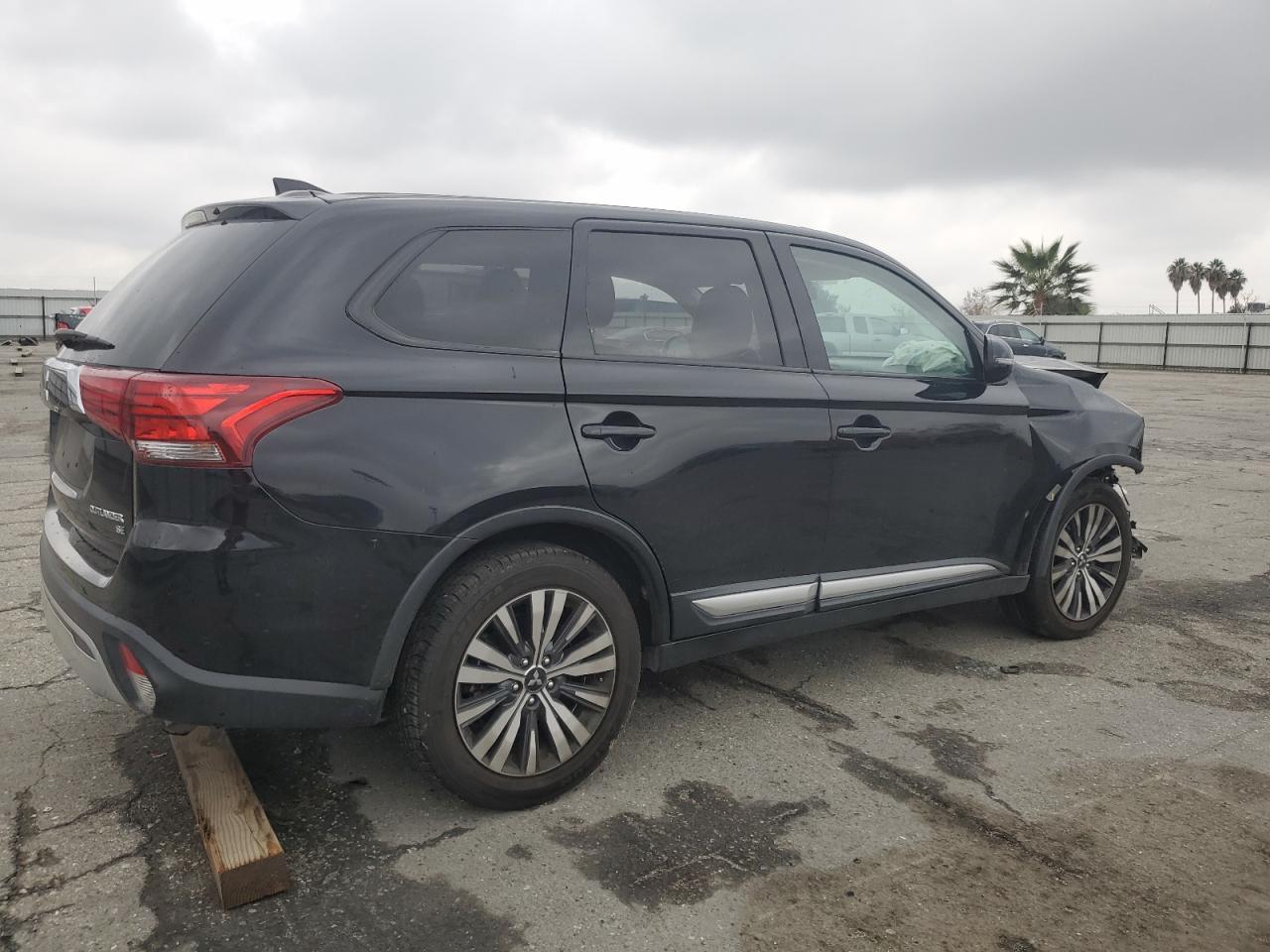 2019 Mitsubishi Outlander - Image 3