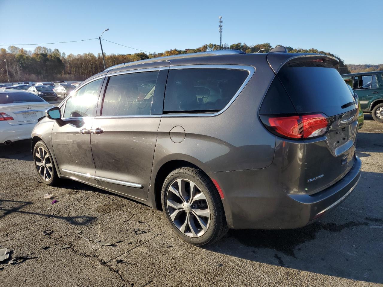 2018 Chrysler Pacifica - Image 2