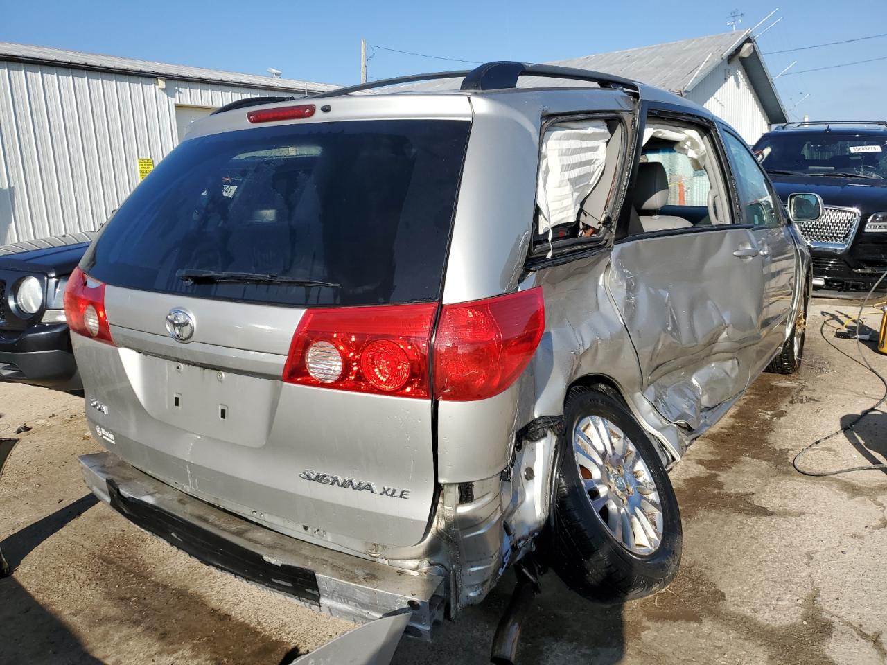 2010 Toyota Sienna - Image 3