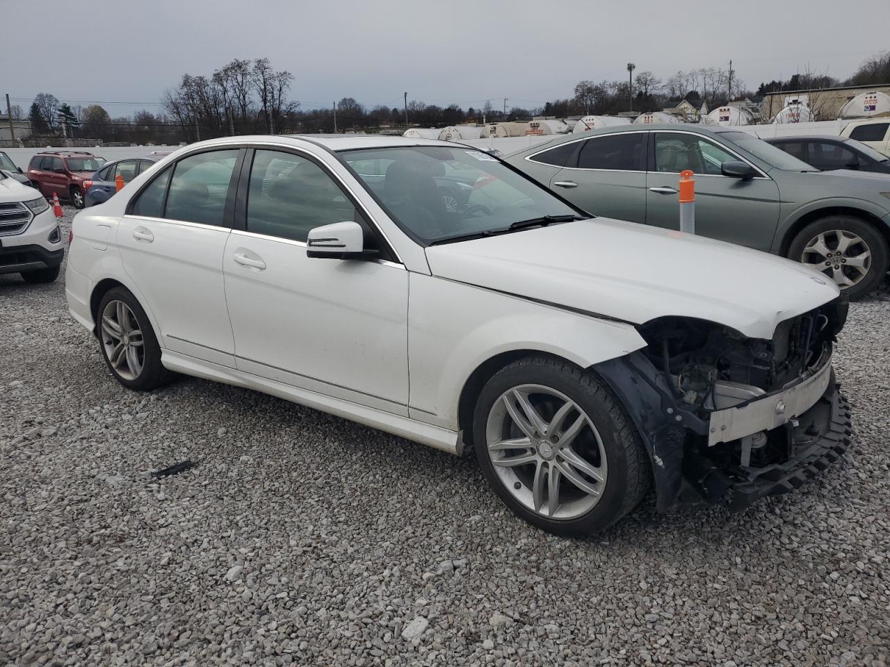 VIN WDDGF8AB3DA801748 2013 MERCEDES-BENZ C-CLASS no.4