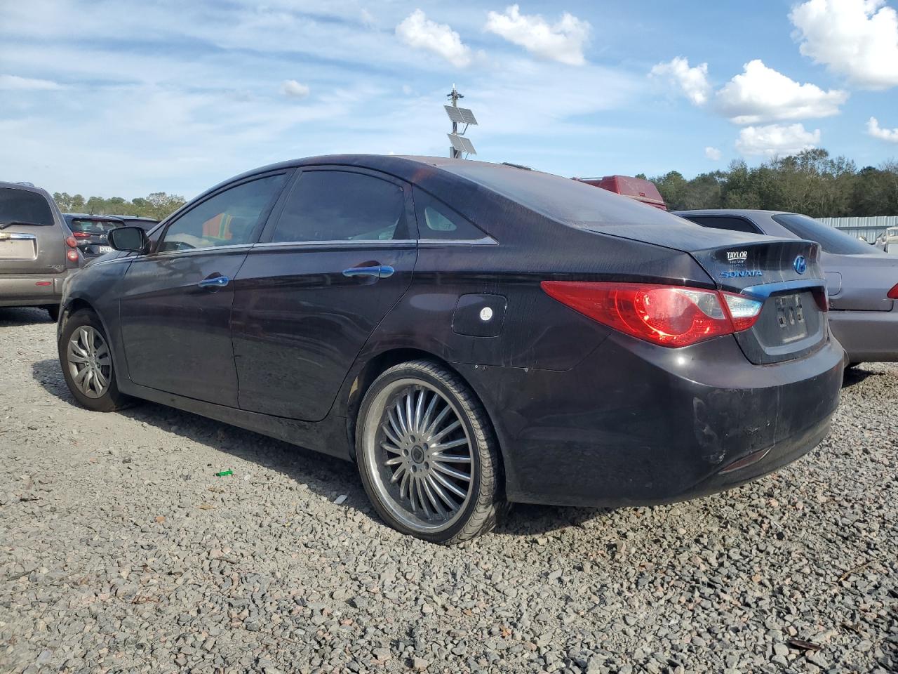 2011 Hyundai Sonata - Image 2