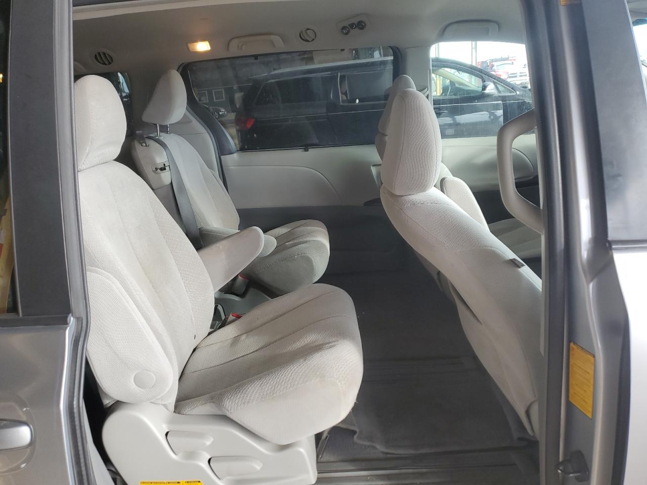 2011 Toyota Sienna - Image 11
