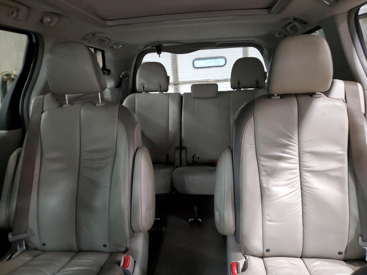 2011 Toyota Sienna - Image 10