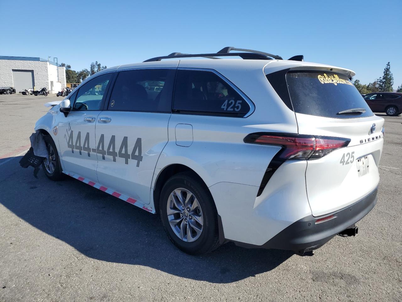 2022 Toyota Sienna - Image 2