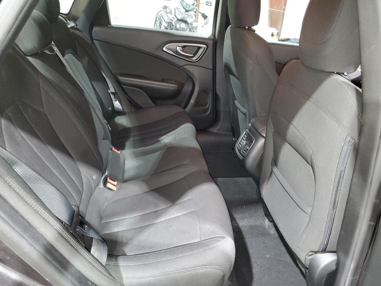 2015 Chrysler 200 - Image 10