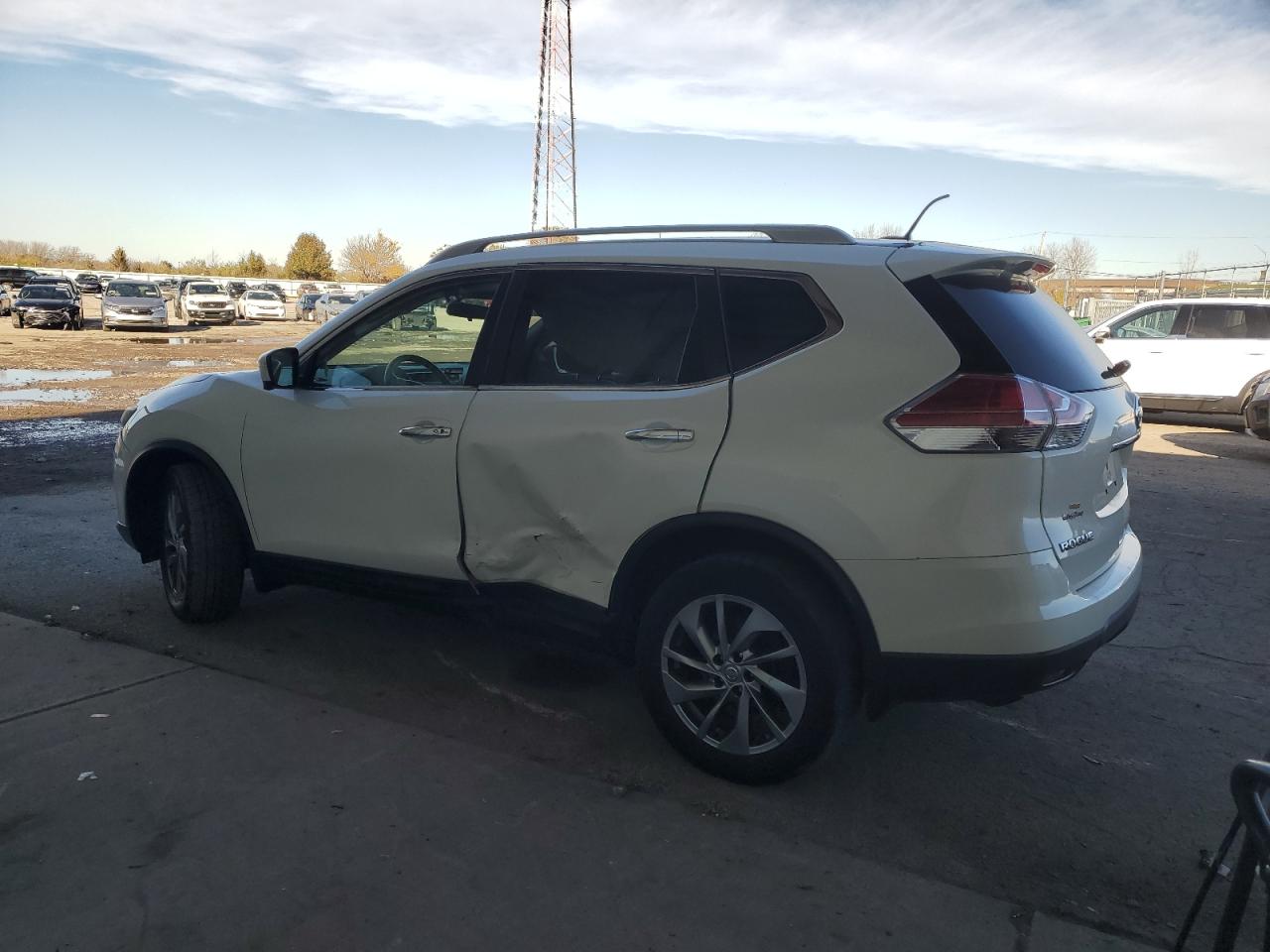 2015 Nissan Rogue - Image 2