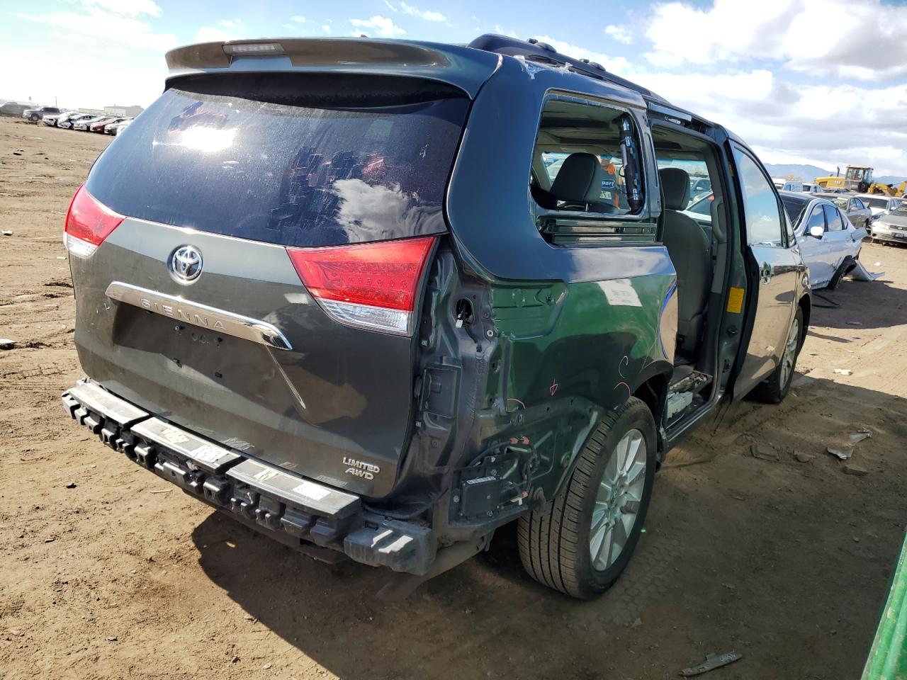 2013 Toyota Sienna - Image 3