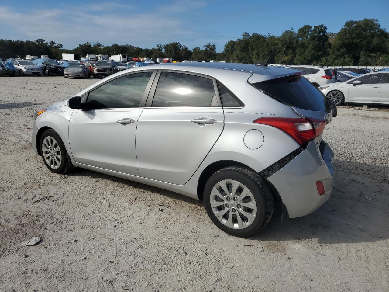 2016 Hyundai Elantra - Image 2