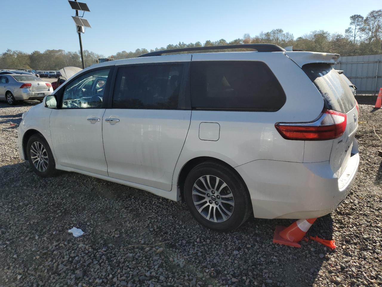 2018 Toyota Sienna - Image 2