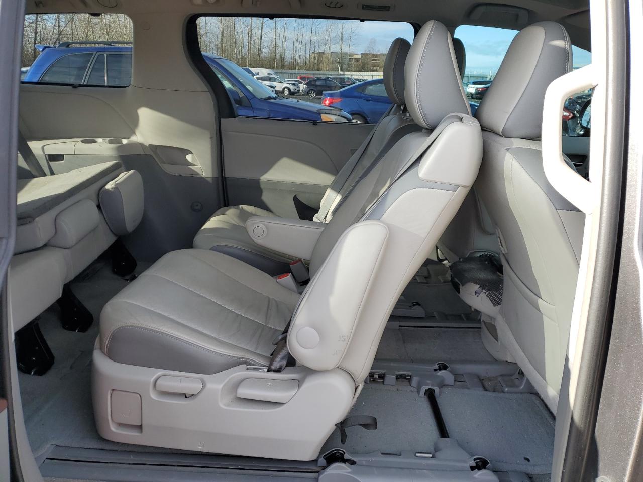 2014 Toyota Sienna - Image 11