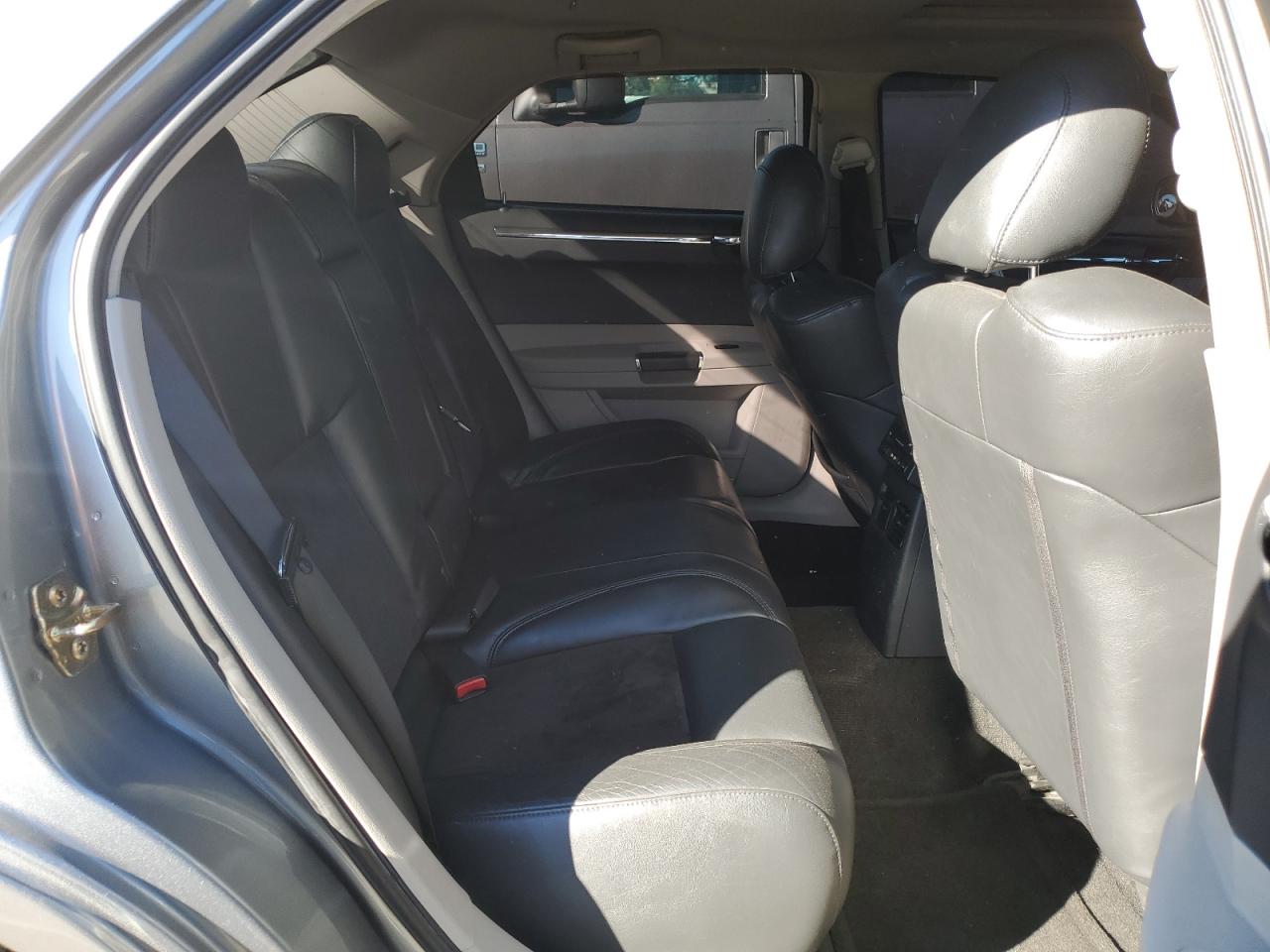 2006 Chrysler 300 - Image 10