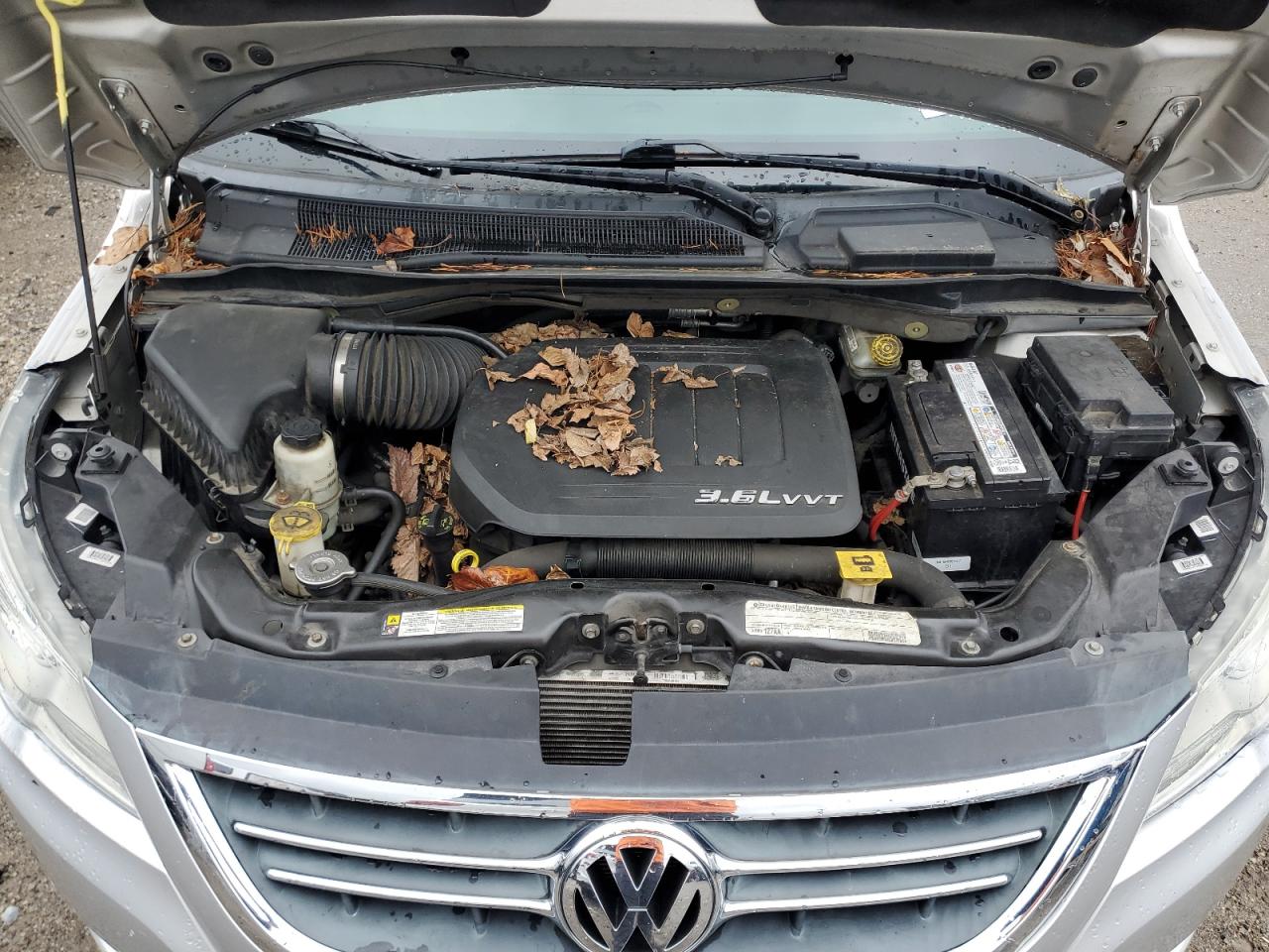 2011 Volkswagen Routan - Image 12