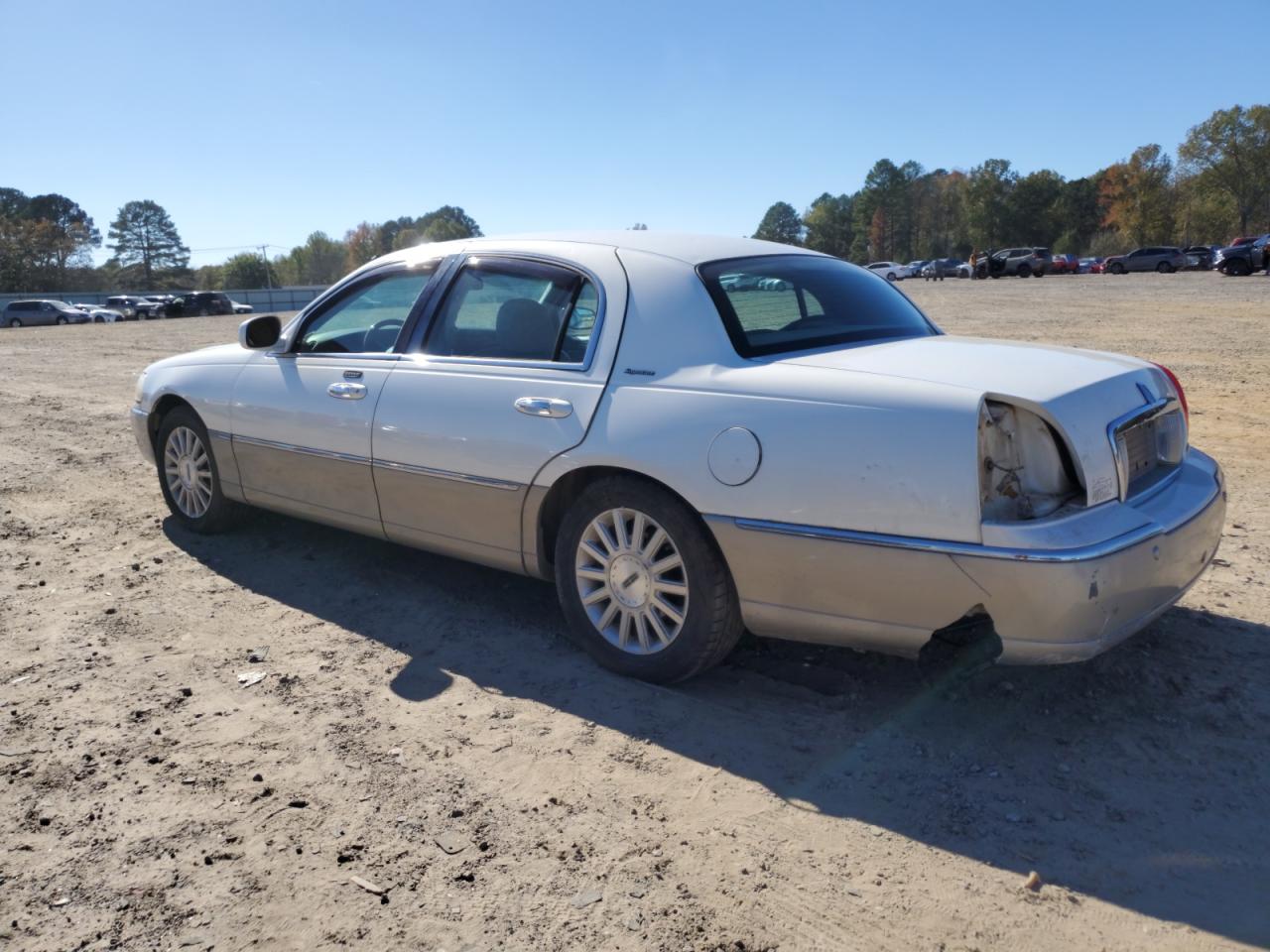 2003 Lincoln Town Car - Image 2
