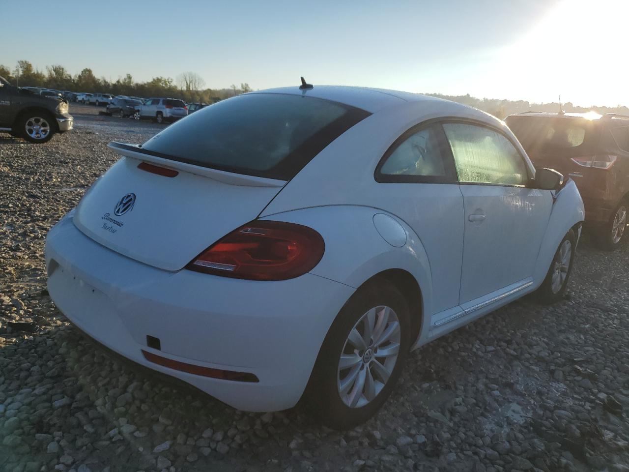 2019 Volkswagen Beetle - Image 3