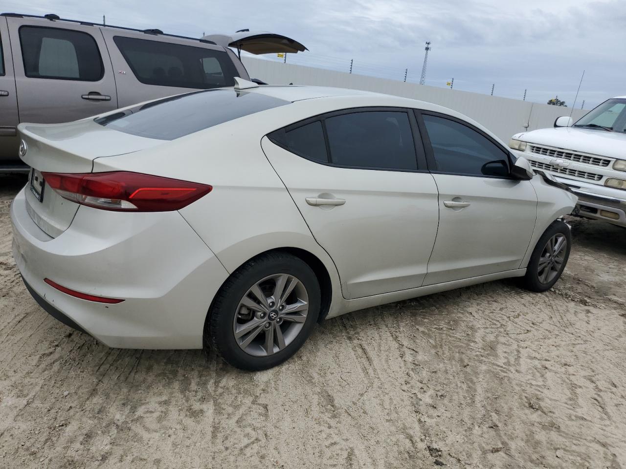 2018 Hyundai Elantra - Image 3