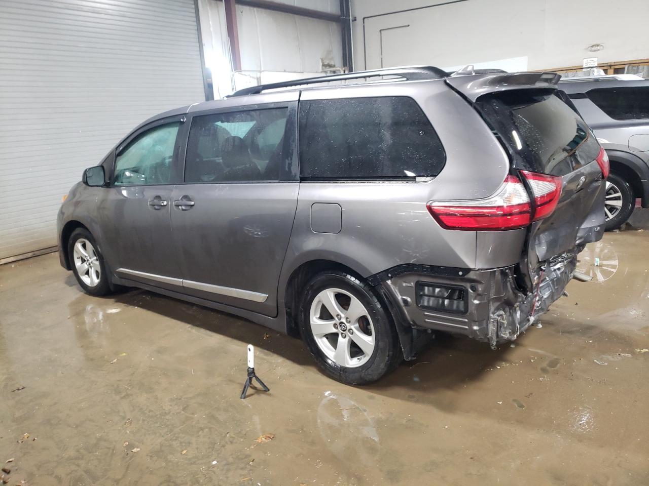 2018 Toyota Sienna - Image 2