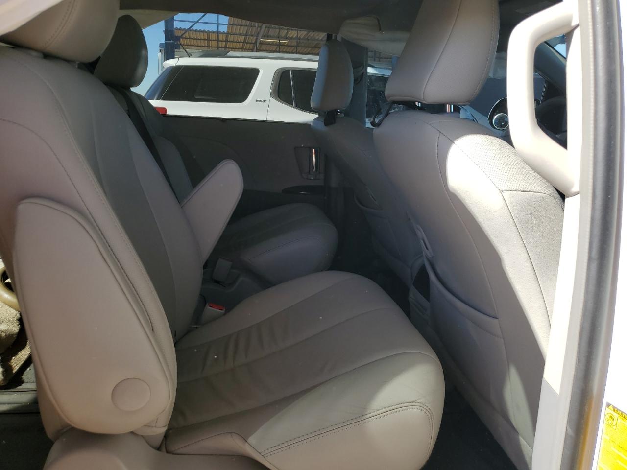 2014 Toyota Sienna - Image 11