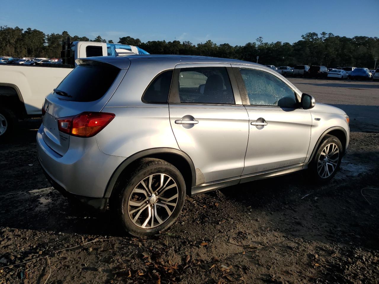 2017 Mitsubishi Outlander - Image 3