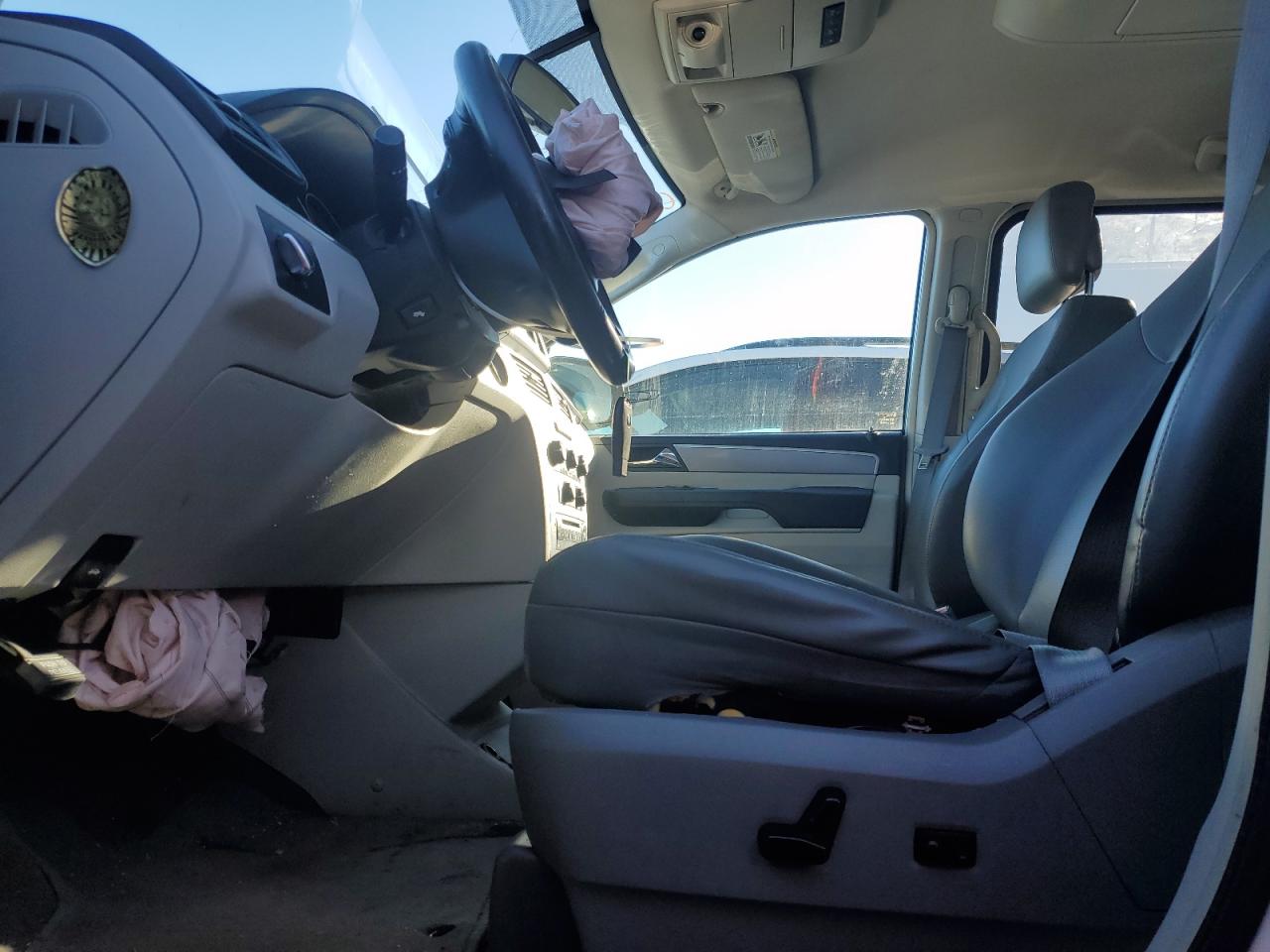 2014 Volkswagen Routan - Image 7