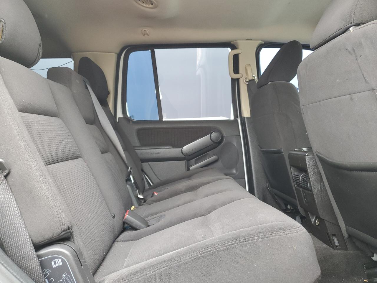 2010 Ford Explorer - Image 11