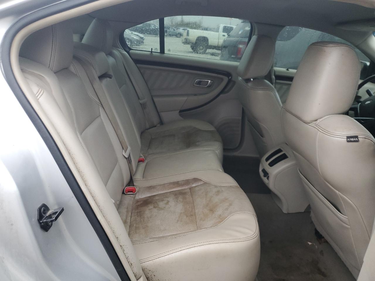 2011 Ford Taurus - Image 10