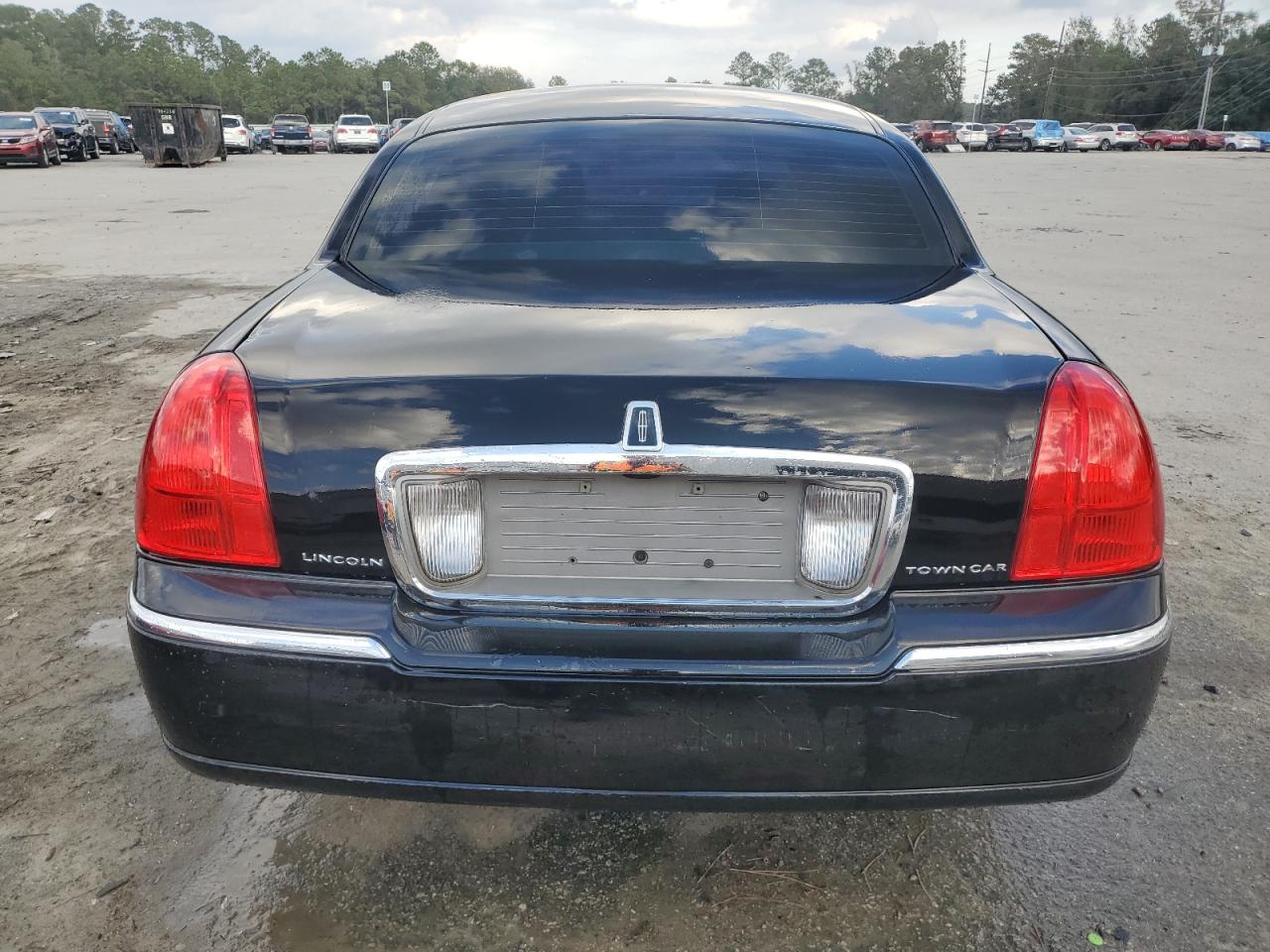 2011 Lincoln Town Car Executive L VIN: 2LNBL8EV0BX761789 Lot: 82555274