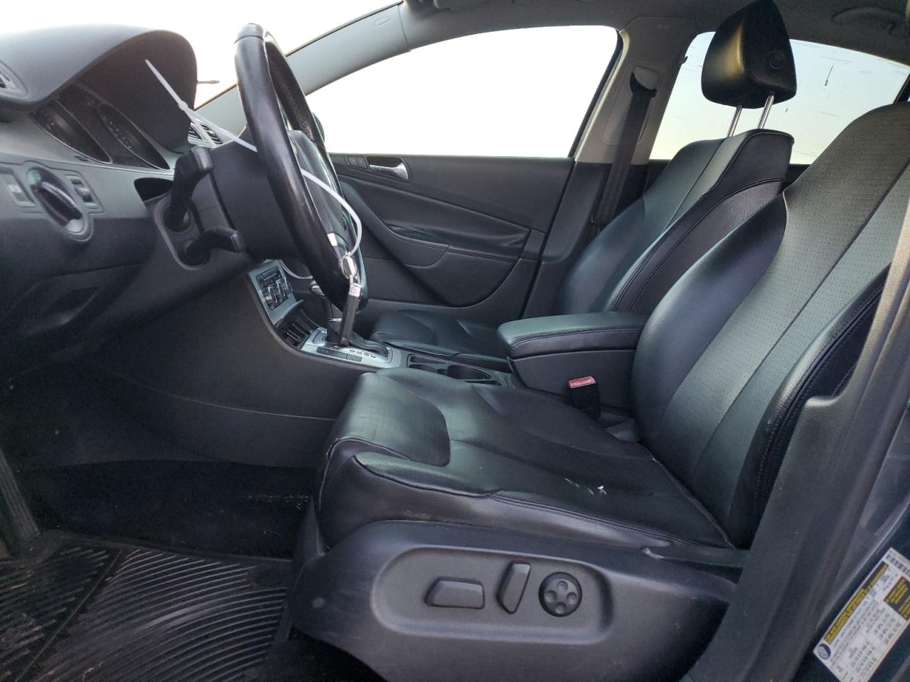 2010 Volkswagen Passat - Image 7