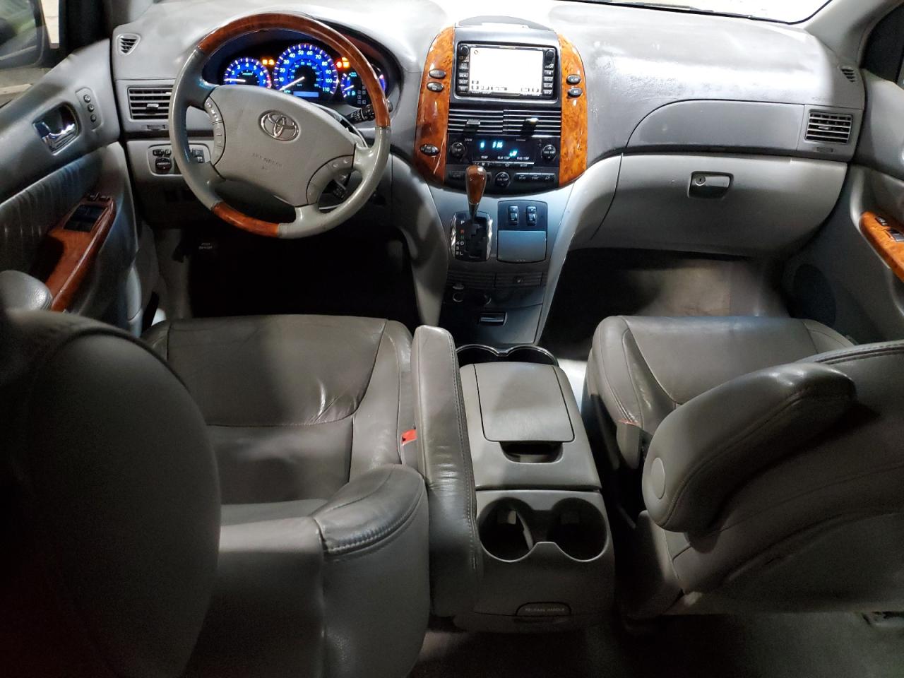 2010 Toyota Sienna - Image 8
