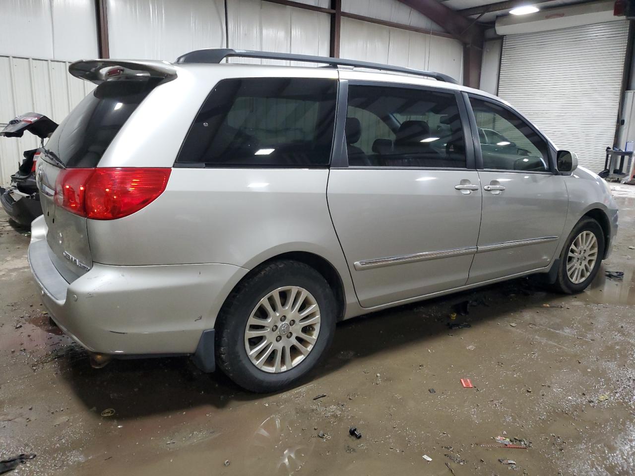 2010 Toyota Sienna - Image 3