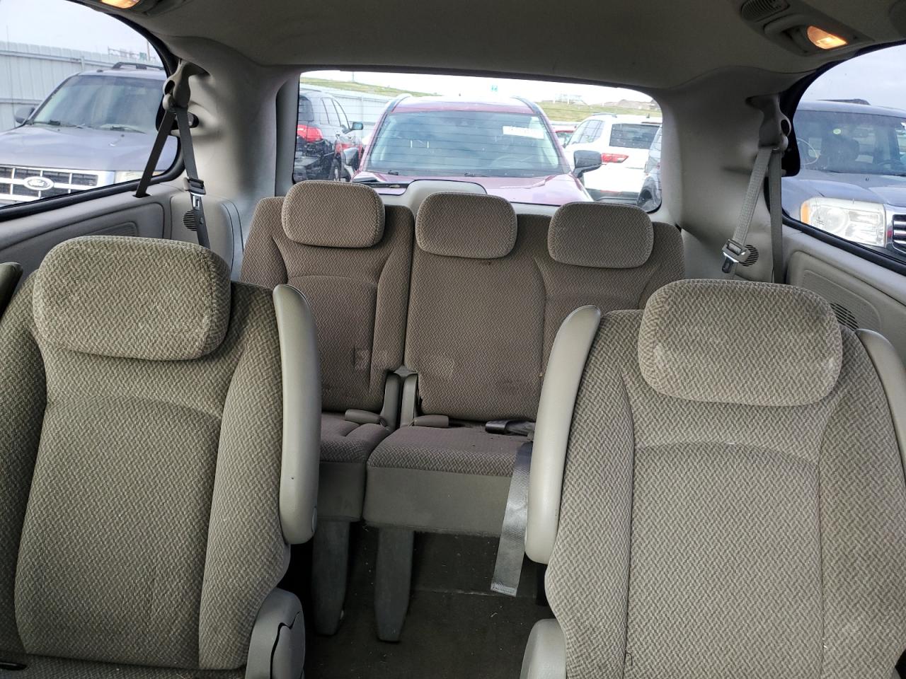 2007 Chrysler Town & Country - Image 10
