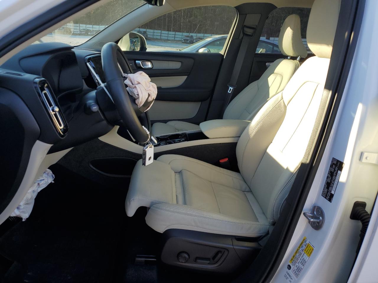 2023 Volvo XC40 - Image 7