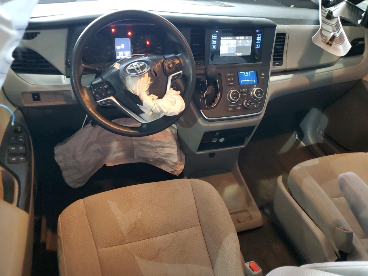 2017 Toyota Sienna - Image 8