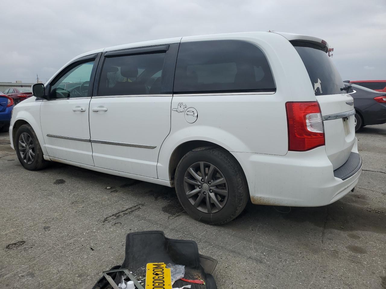 2015 Chrysler Town & Country - Image 2