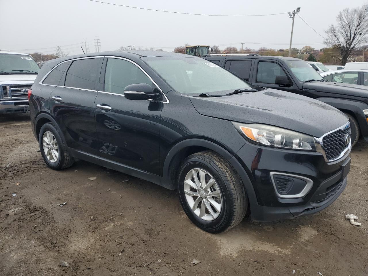 VIN 5XYPG4A38GG024917 2016 KIA SORENTO no.4