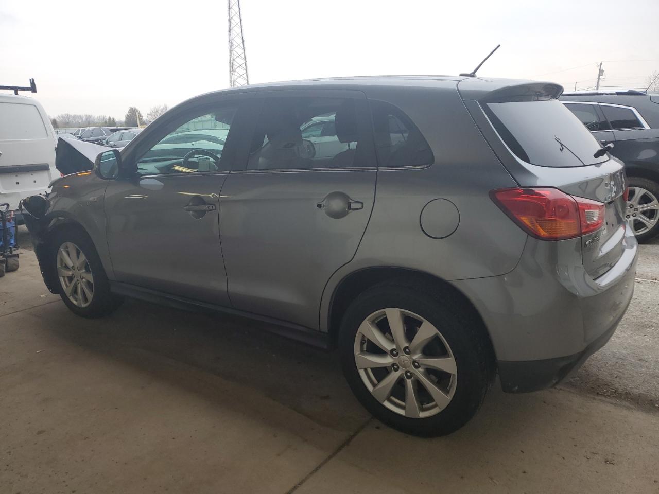 2015 Mitsubishi Outlander - Image 2