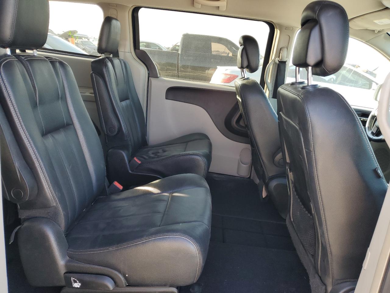 2014 Chrysler Town & Country - Image 11