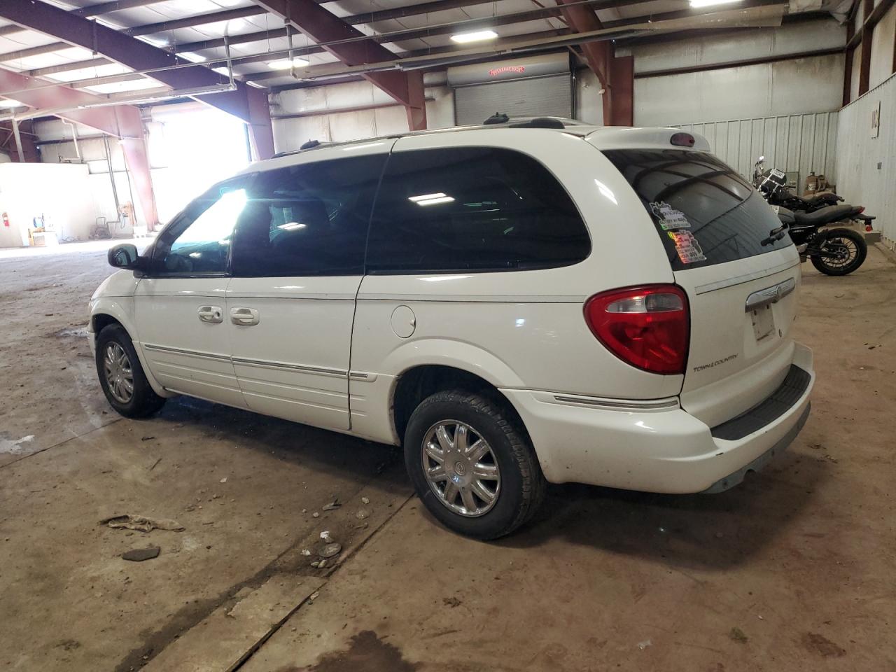 2005 Chrysler Town & Country - Image 2
