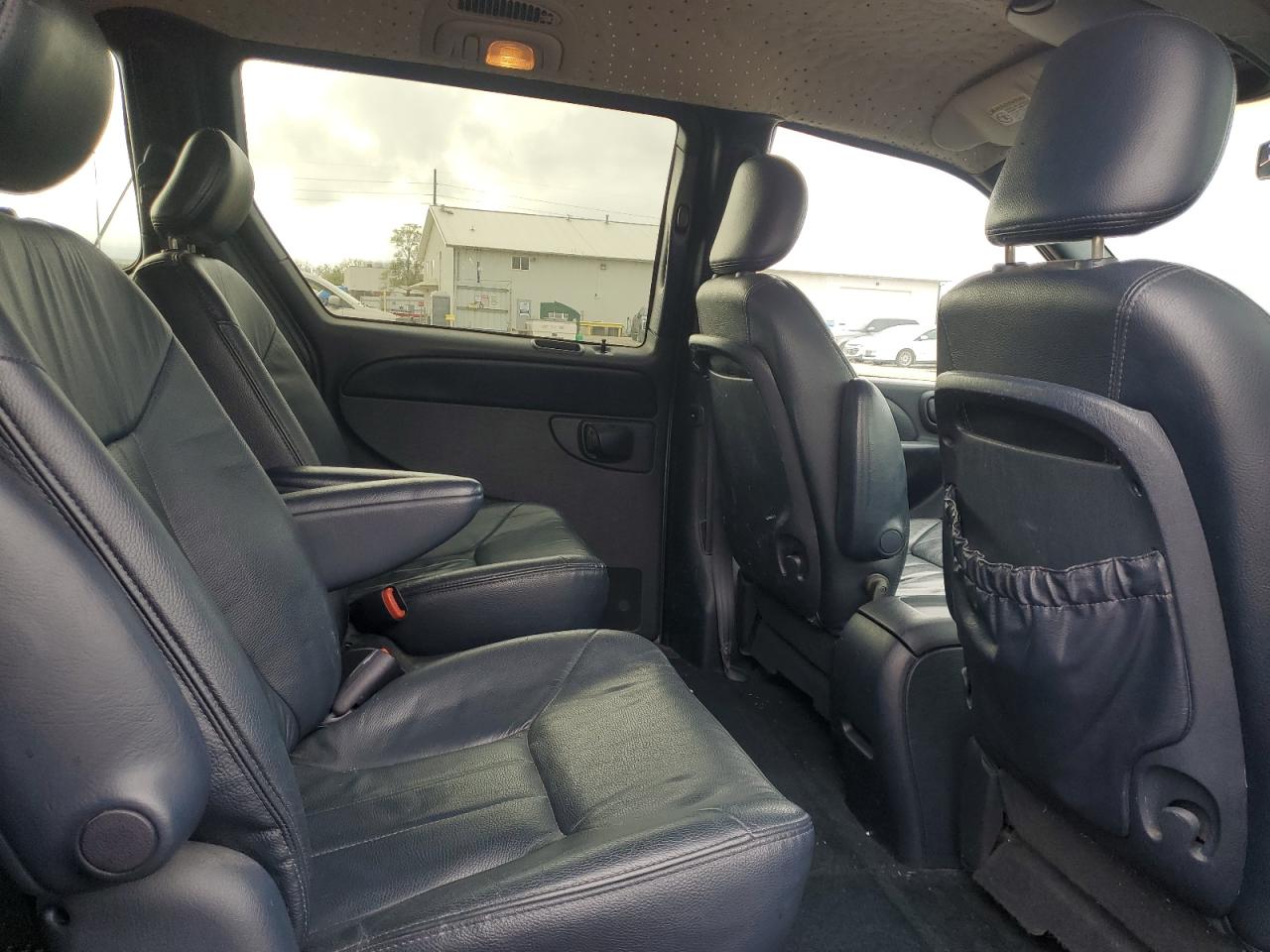 2002 Chrysler Town & Country - Image 11