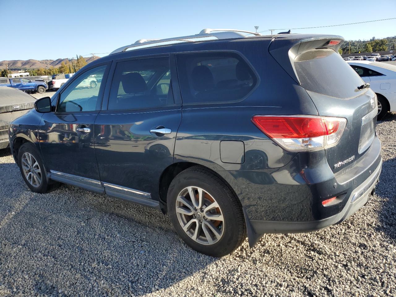 2013 Nissan Pathfinder - Image 2