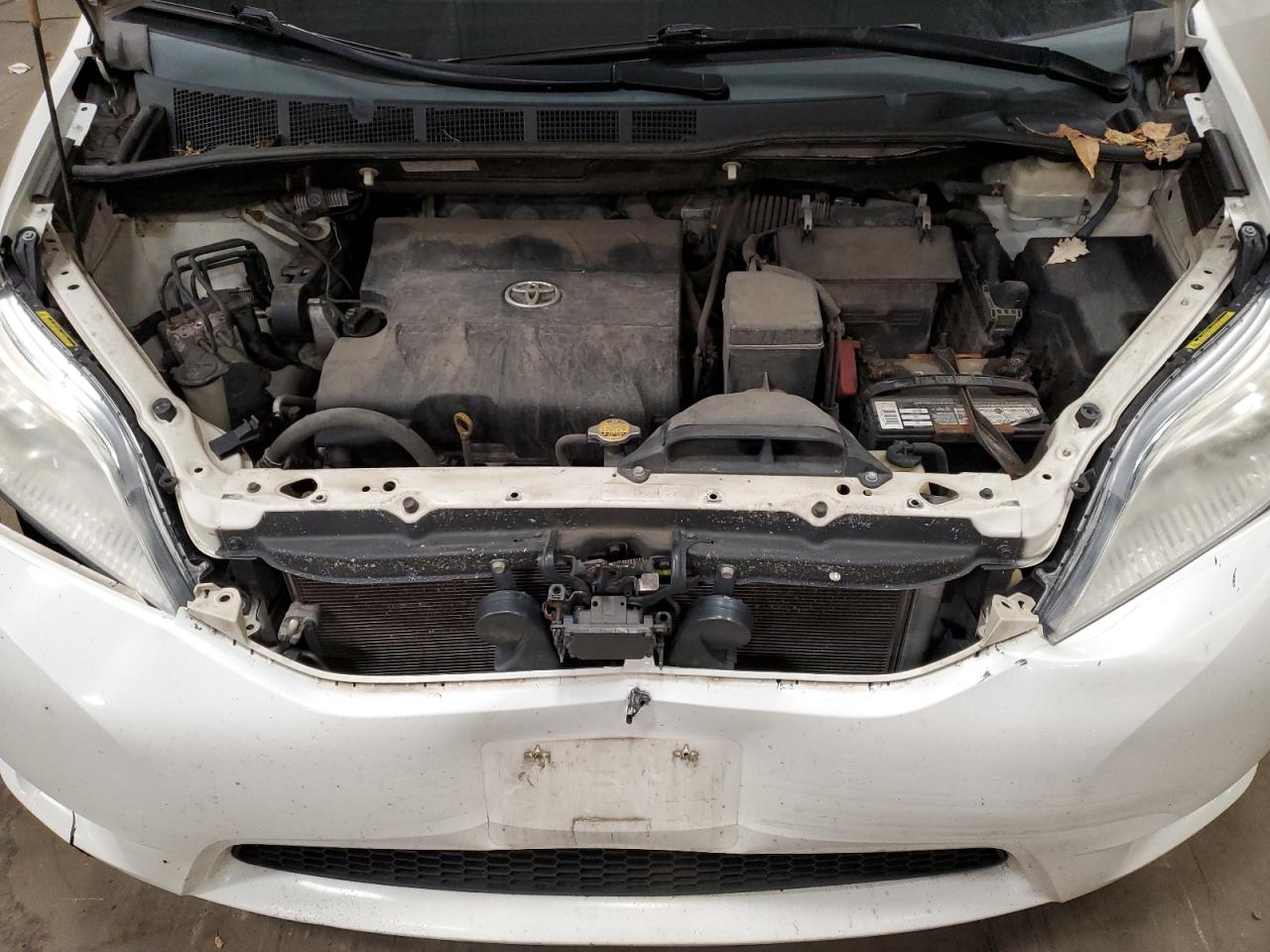 2011 Toyota Sienna - Image 12