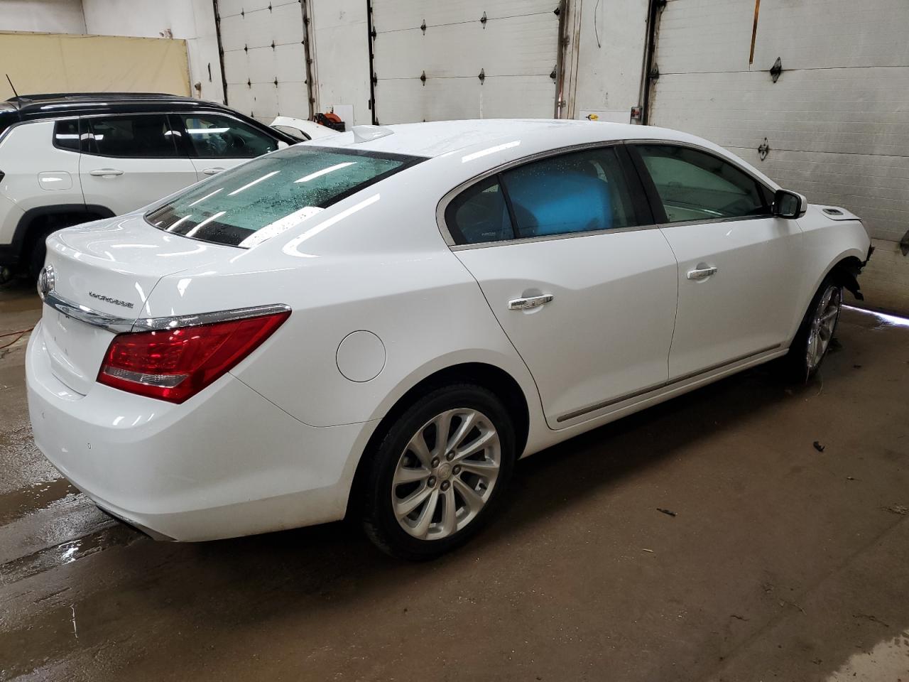 VIN 1G4GB5G31GF141197 2016 BUICK LACROSSE no.3