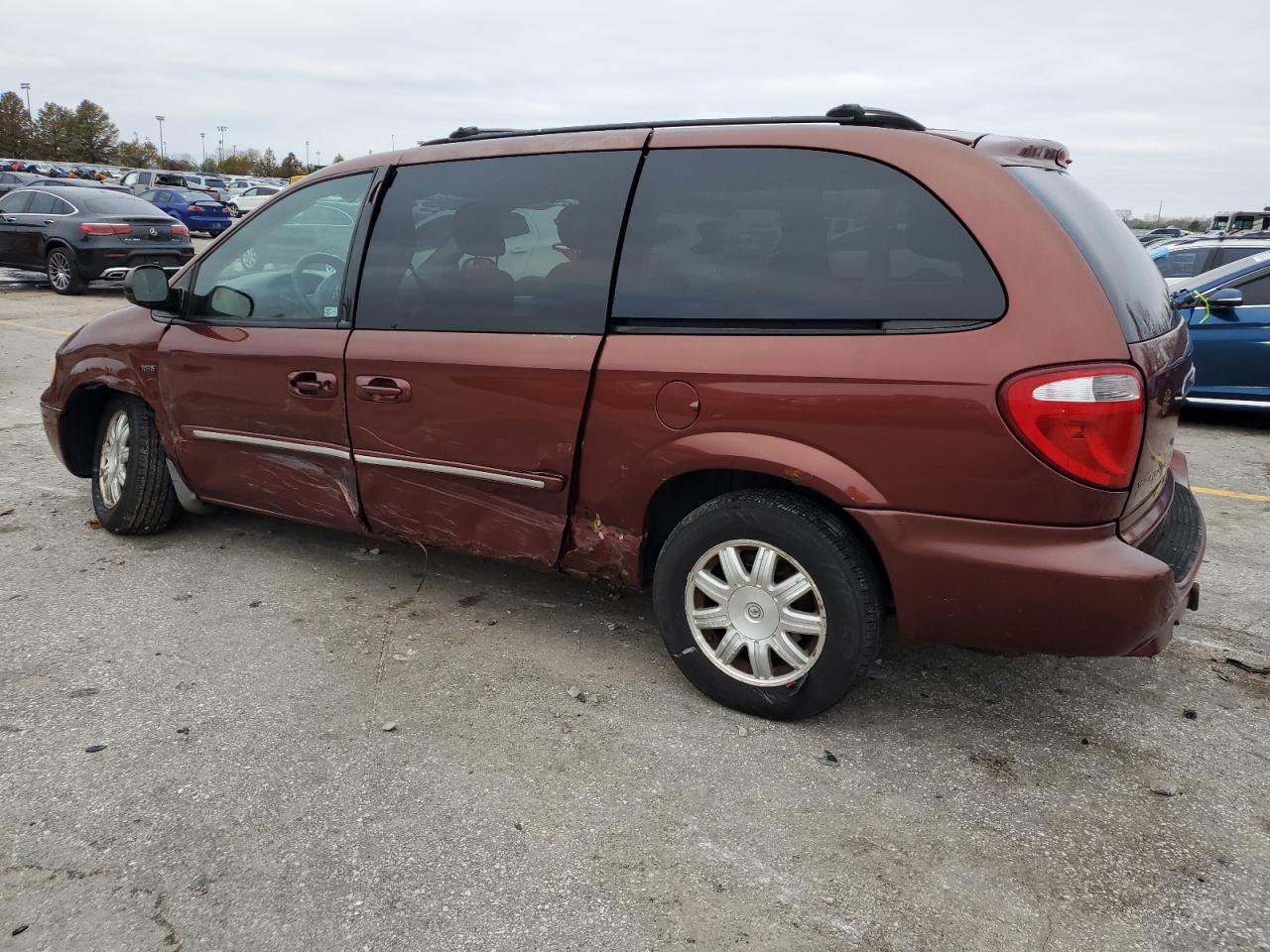 2007 Chrysler Town & Country - Image 2
